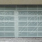 24 - Puerta ascendente, lámina perforada con puerta peatonal